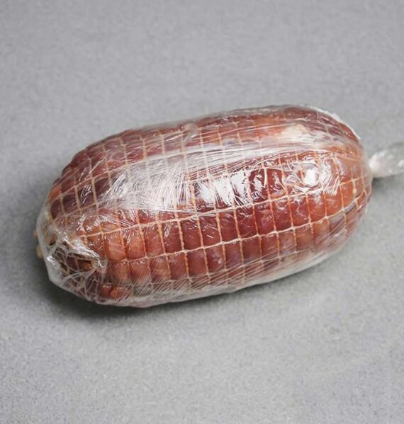 Een in vershoudfolie ingepakte varkensrollade. Nog een diepvrieszak er omheen en dan invriezen.