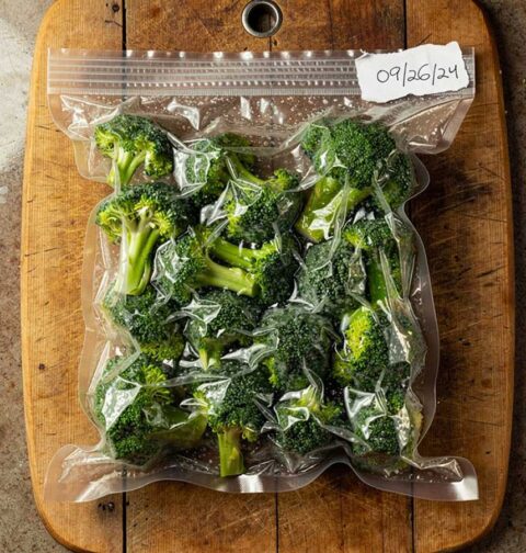 Een zak met gevacumeerde broccoli, waar echt alle lucht uit is gezogen.