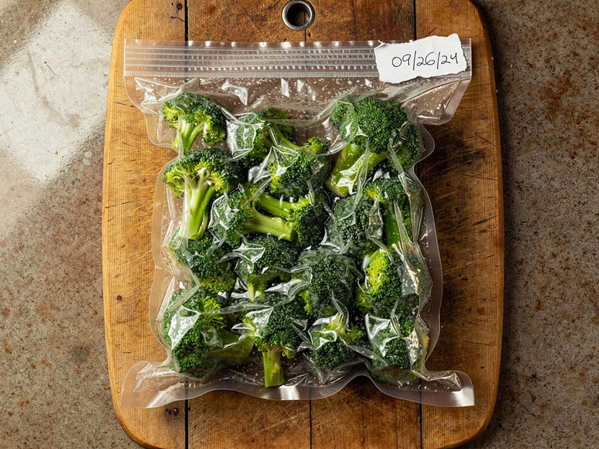 Een zak met gevacumeerde broccoli, waar echt alle lucht uit is gezogen.