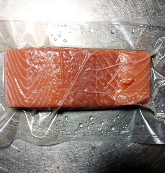 Een gevacumeerde zalmfilet, nog niet ingevroren.