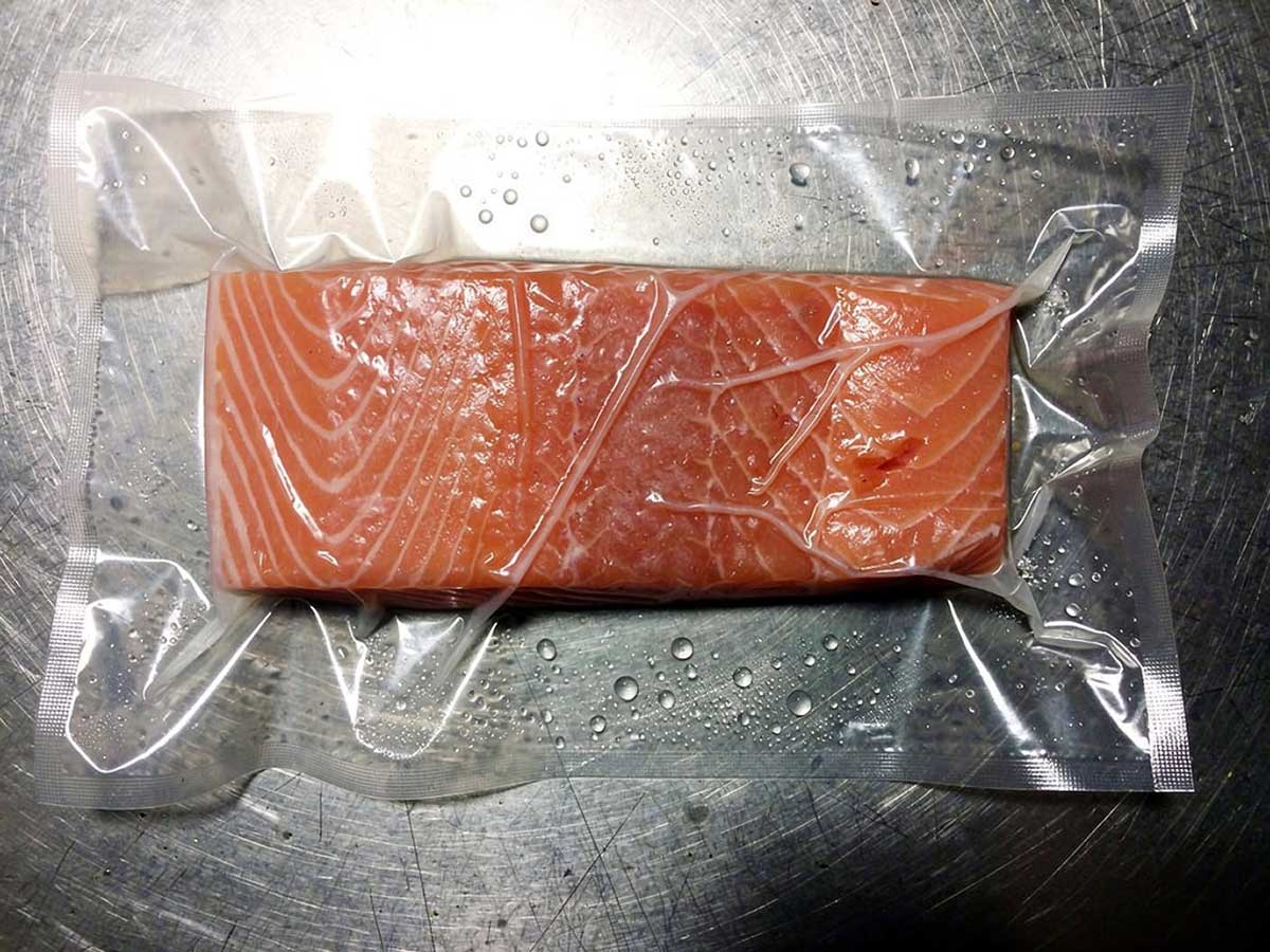Een gevacumeerde zalmfilet, nog niet ingevroren.