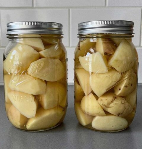2 grote weckpotten met geweckte aardappelen.