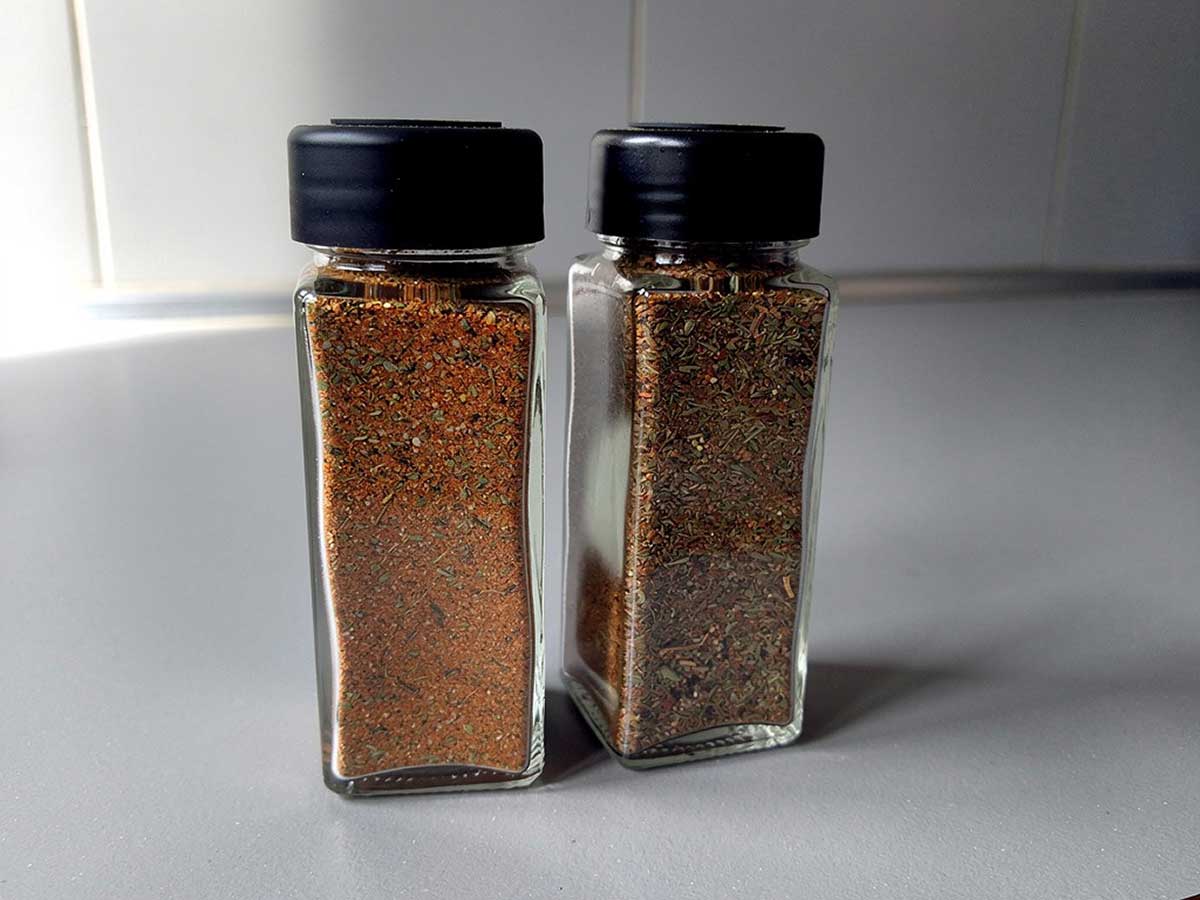 2 kruidenpotjes, helemaal vol met zelfgemaakte aardappelkruiden.