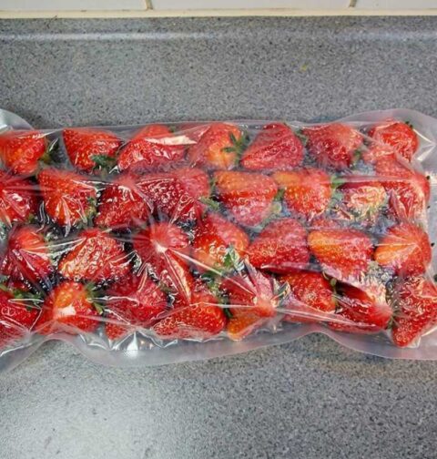 Een zakje met niet sterk gevacumeerde aardbeien, het is immers zacht fruit.