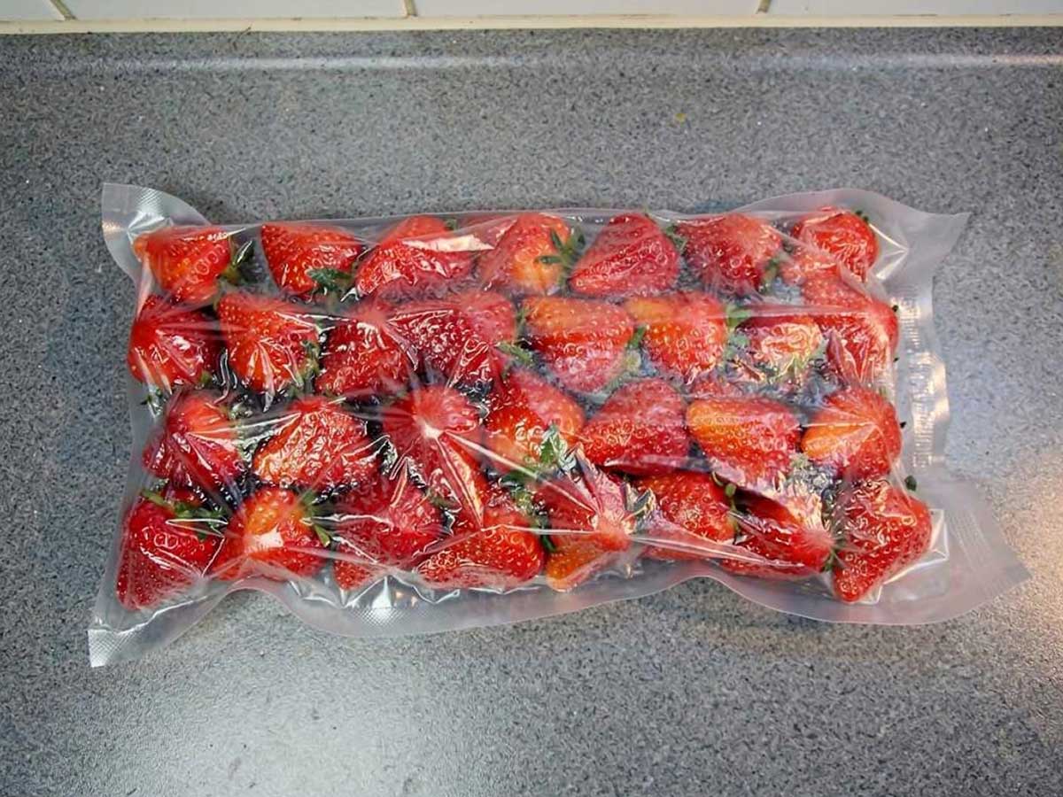 Een zakje met niet sterk gevacumeerde aardbeien, het is immers zacht fruit.
