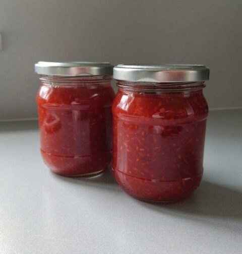 2 jampotten met zelfgemaakte aardbeienjam, met suiker.