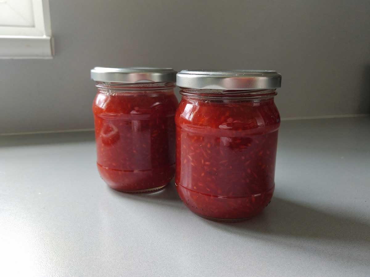 2 jampotten met zelfgemaakte aardbeienjam, met suiker.