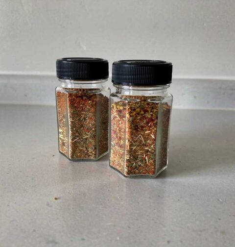 2 kruidenpotjes met zelfgemaakte Afrikaanse kruidenmix.