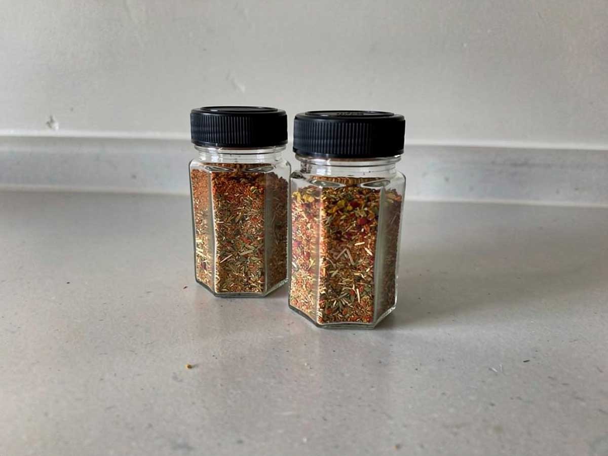 2 kruidenpotjes met zelfgemaakte Afrikaanse kruidenmix.