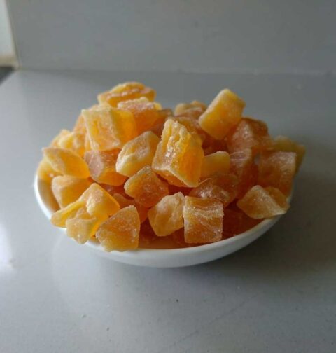 Een schaaltje met één van de lekkerste dingen die je zelf kunt maken: gekonfijte ananas.