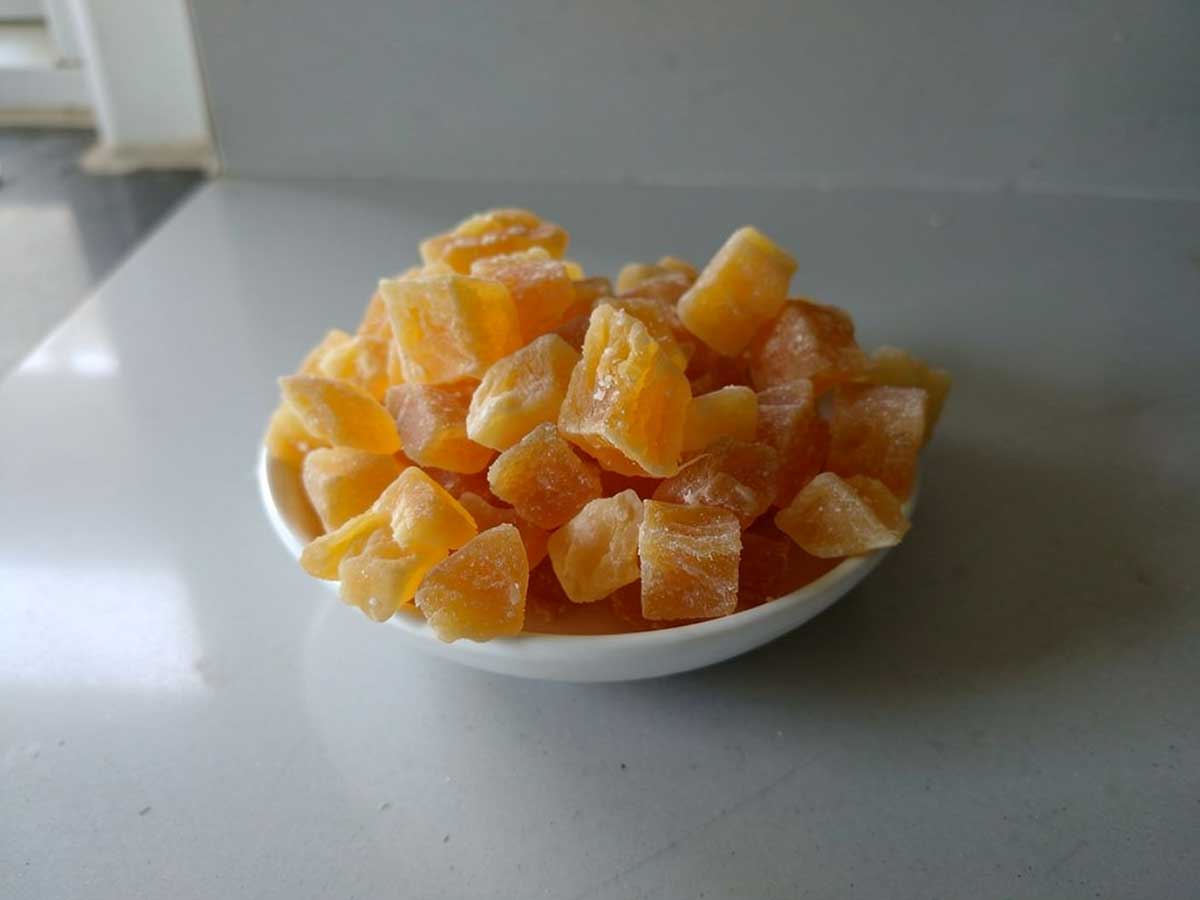 Een schaaltje met één van de lekkerste dingen die je zelf kunt maken: gekonfijte ananas.