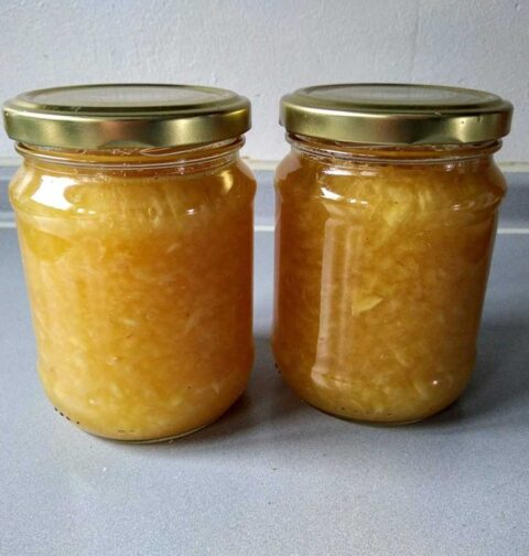 Twee jampotten met zelfgemaakte ananasjam.