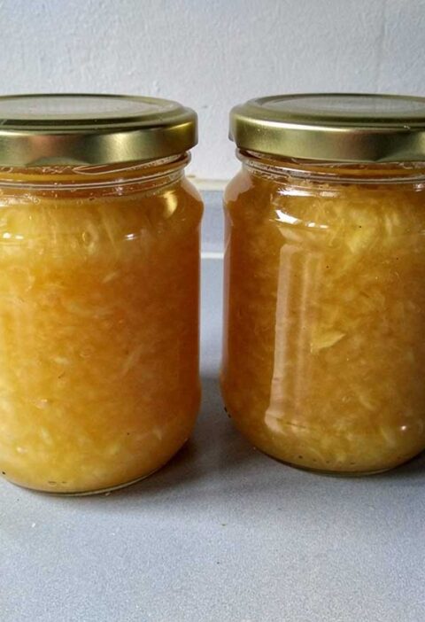 Twee jampotten met zelfgemaakte ananasjam.
