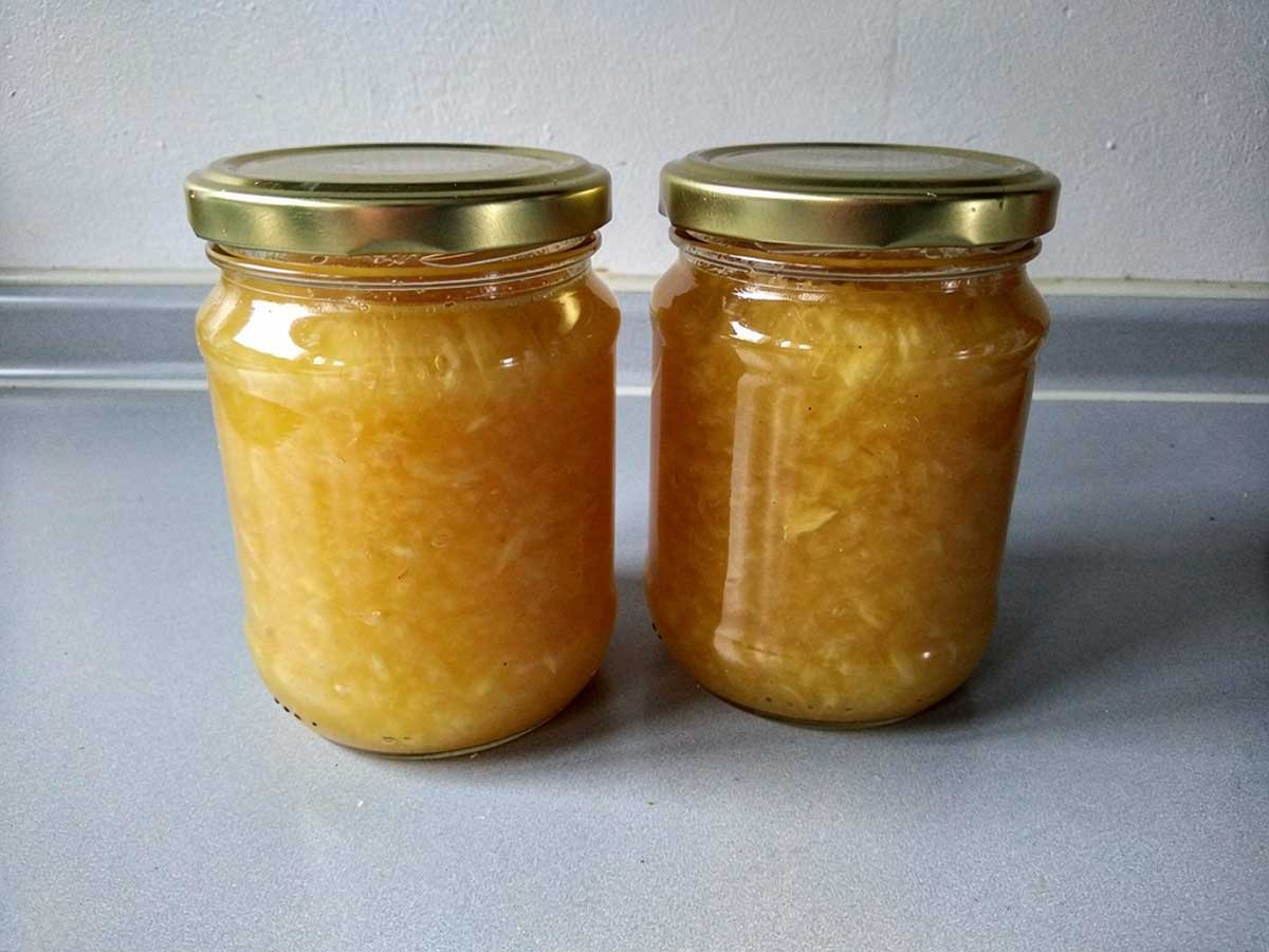 Twee jampotten met zelfgemaakte ananasjam.