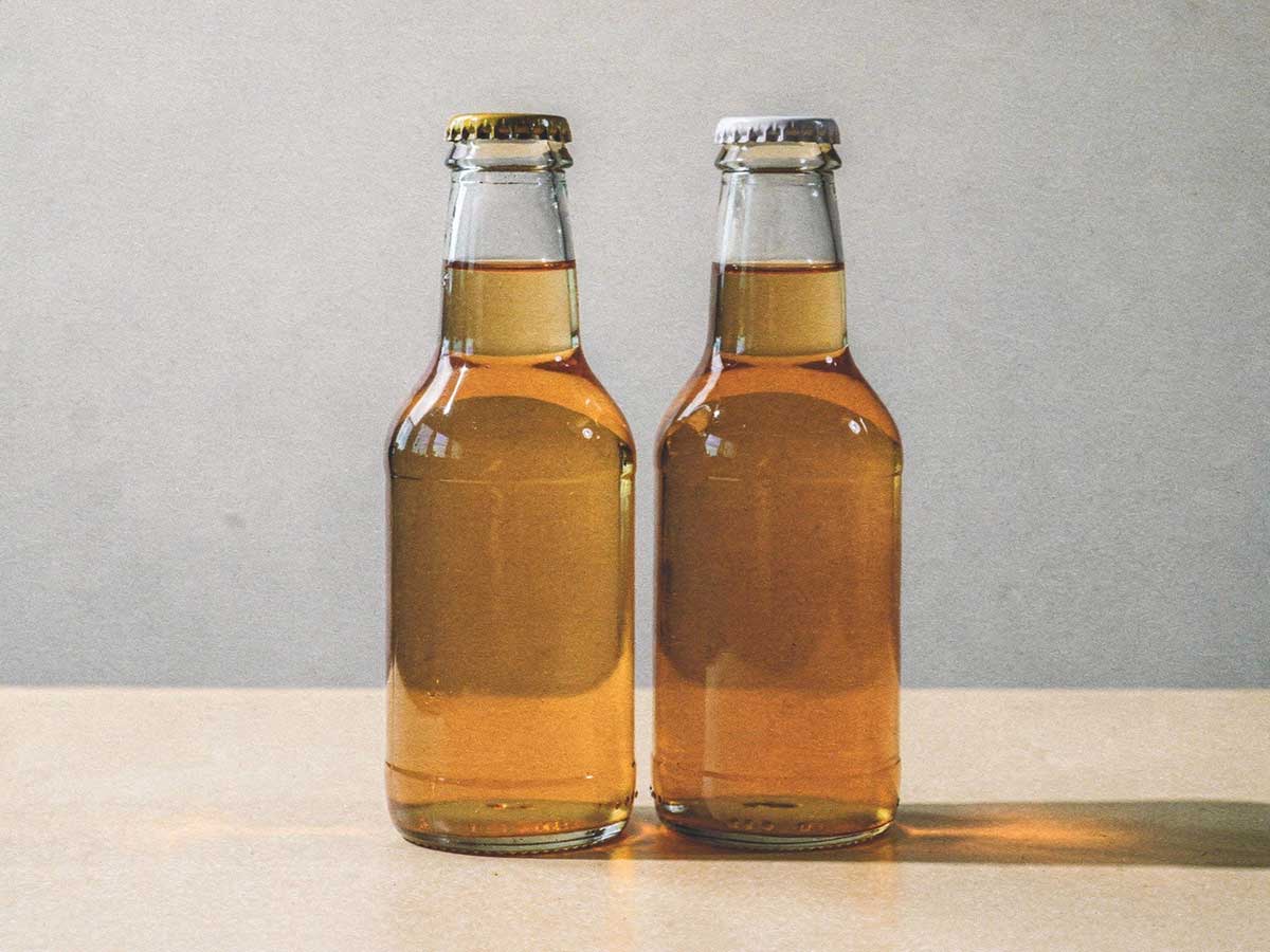 2 flesjes, met kroonkurk afgesloten, zelfgemaakt appelsap.