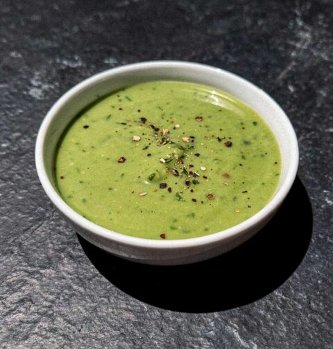 Een wit schaaltje met daarin zelfgemaakte avocado dressing.