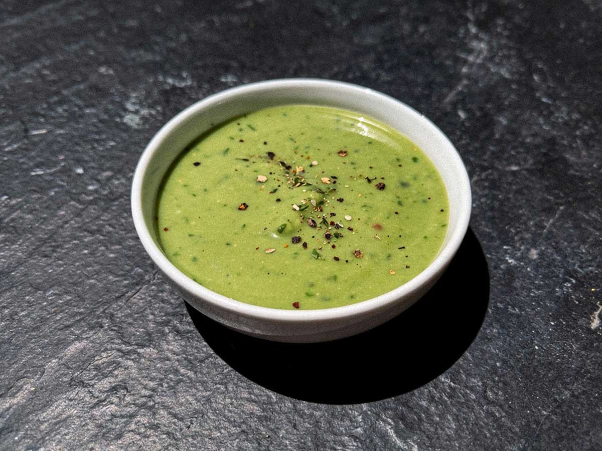 Een wit schaaltje met daarin zelfgemaakte avocado dressing.