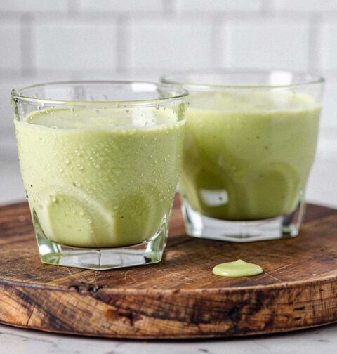2 glazen zelfgemaakte avocadosmoothie.
