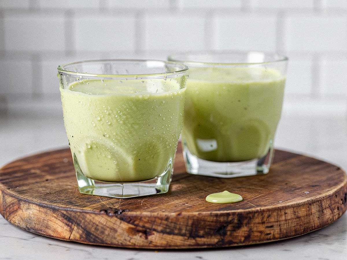 2 glazen zelfgemaakte avocadosmoothie.