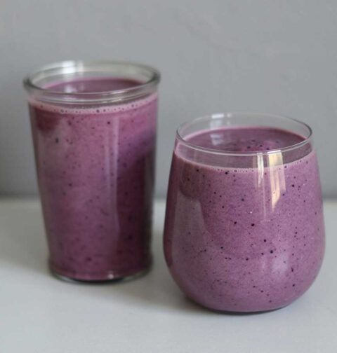 2 verschillende glazen met Banaan-blauwe bessen smoothie.