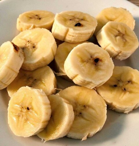 Een bord met plakjes banaan, die straks ingevroren worden.
