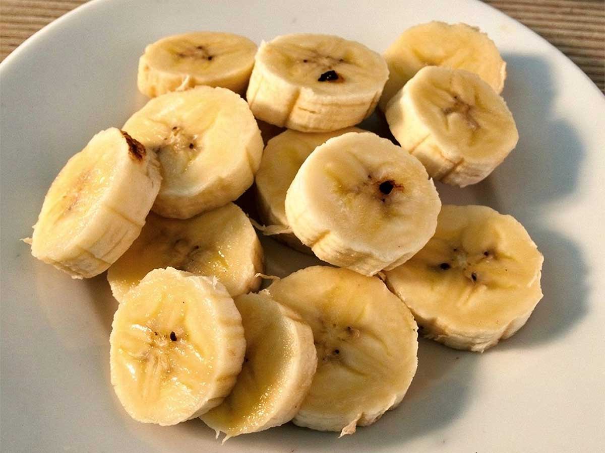Een bord met plakjes banaan, die straks ingevroren worden.