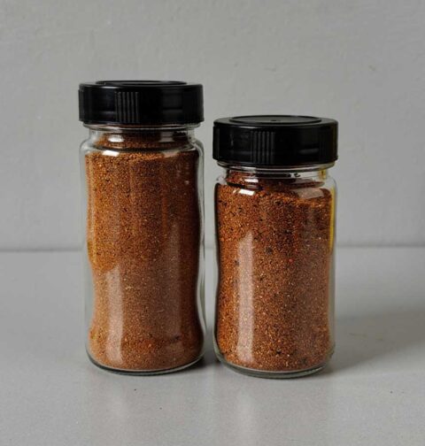 2 verschillende kruidenpotjes, beide helemaal gevuld met berbere kruidenmix.