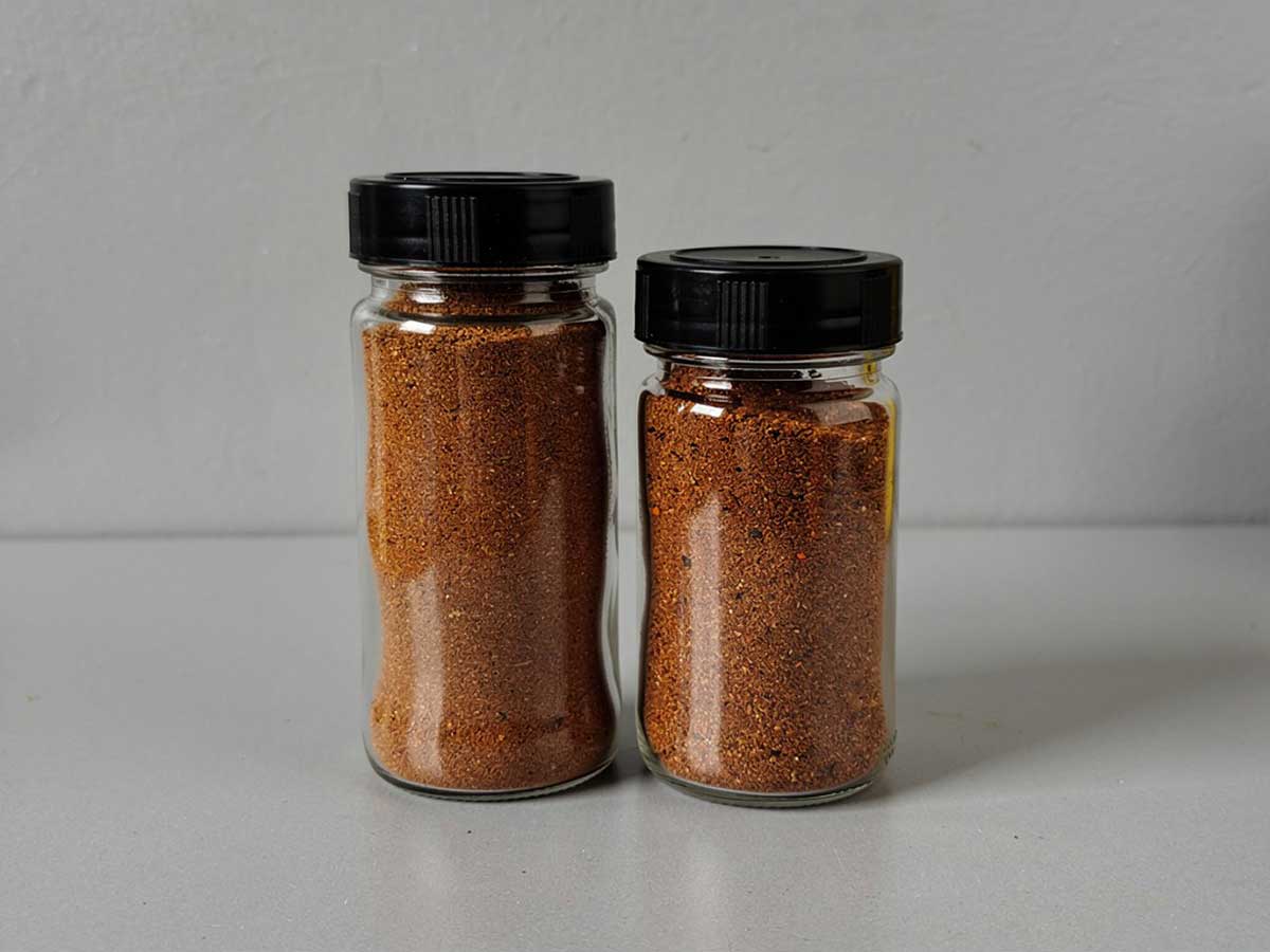 2 verschillende kruidenpotjes, beide helemaal gevuld met berbere kruidenmix.