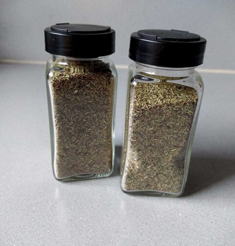 2 kruidenpotjes met zelf gedroogd bonenkruid.