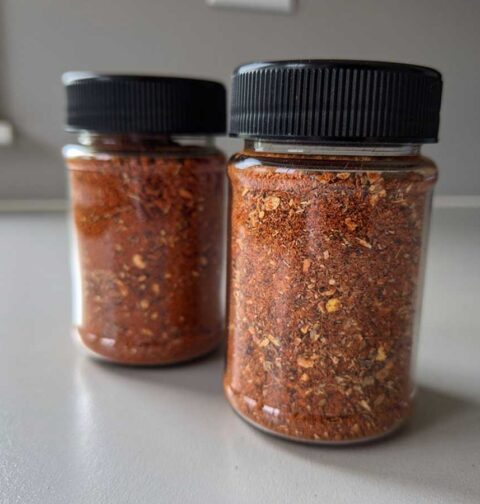 2 kruidenpotjes met zelfgemaakt cajun kruidenmix.