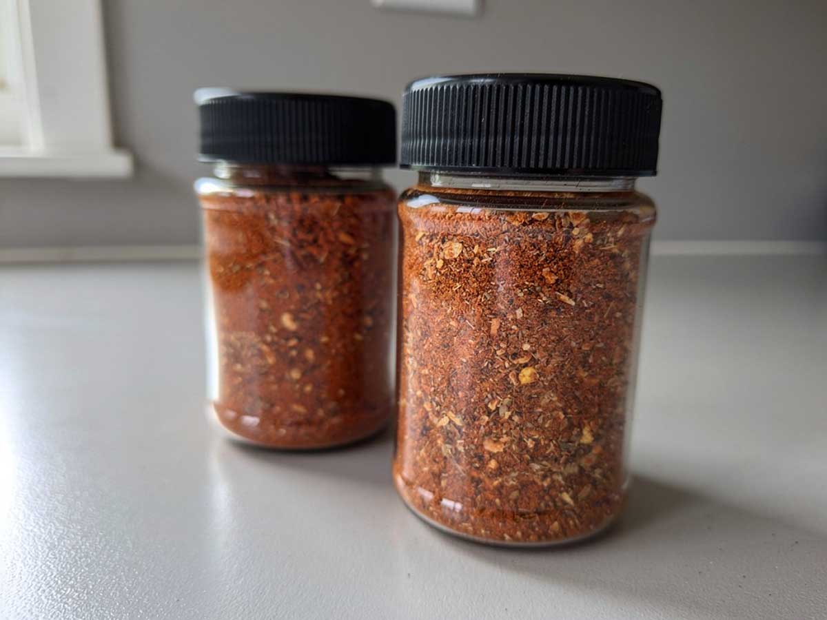 2 kruidenpotjes met zelfgemaakt cajun kruidenmix.