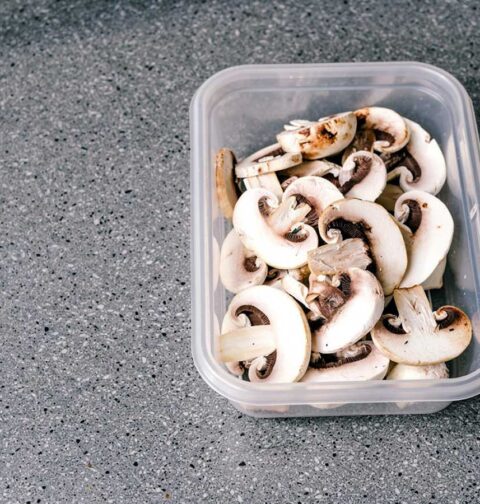 Een bakje met in plakjes gesneden champignons om in te vriezen.
