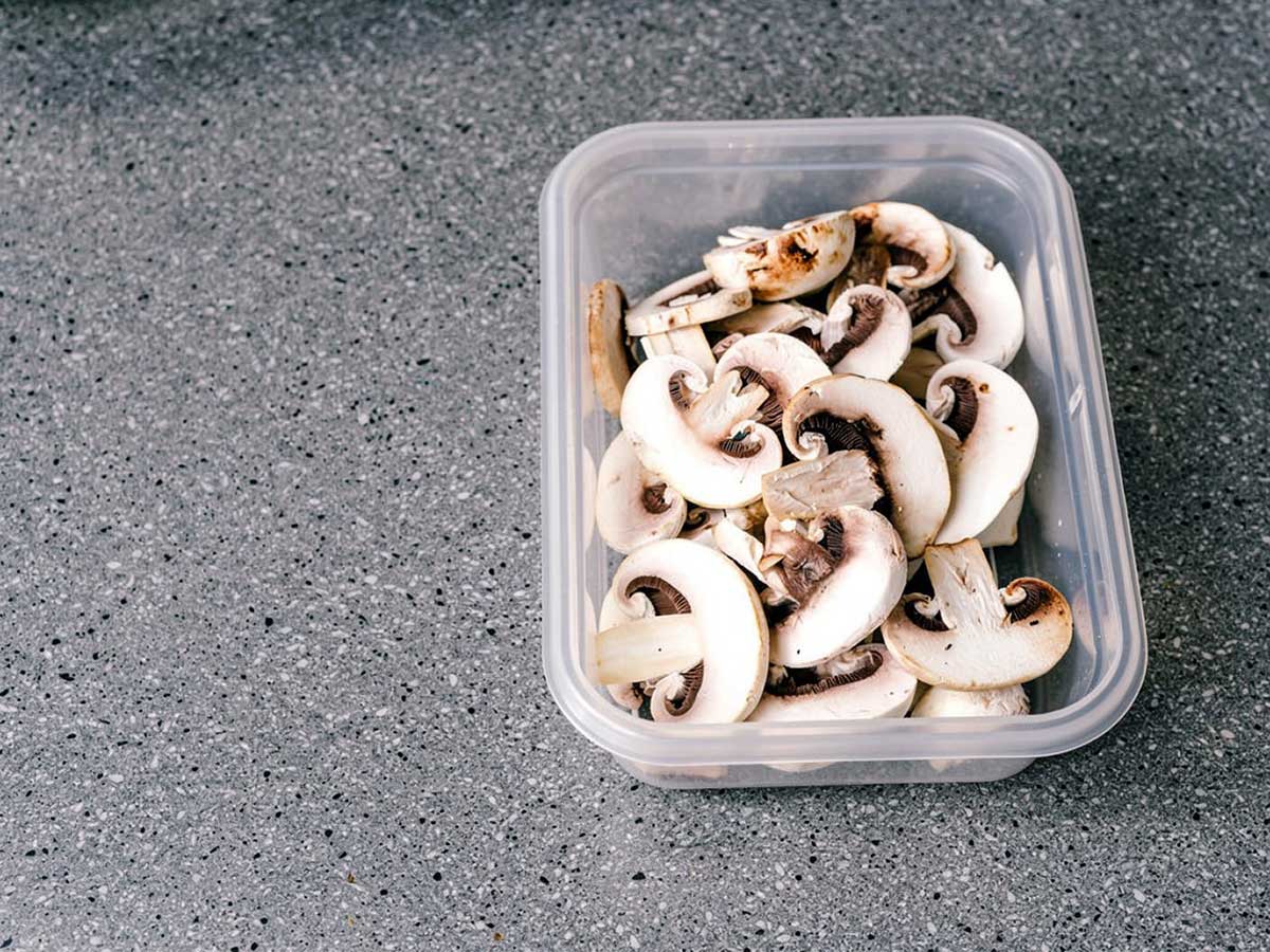 Een bakje met in plakjes gesneden champignons om in te vriezen.