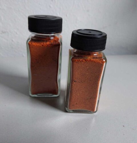 Twee kruidenpotjes met zelfgemaakte chilikruiden.