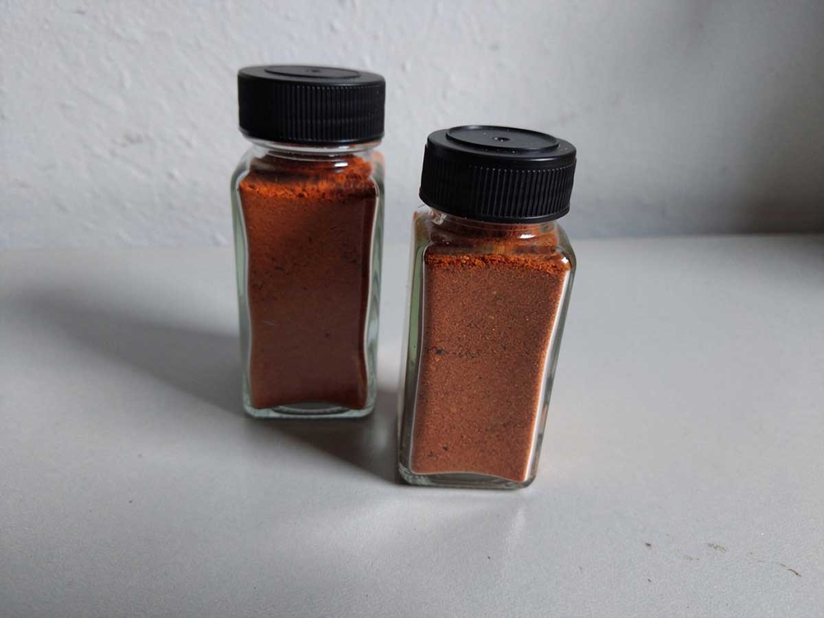 Twee kruidenpotjes met zelfgemaakte chilikruiden.