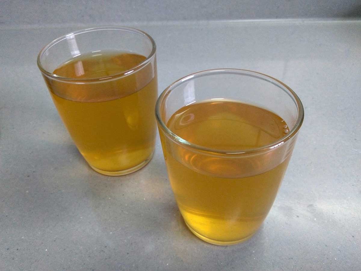 2 glazen met zelfgemaakte citroenijsthee, zonder toeters en bellen.