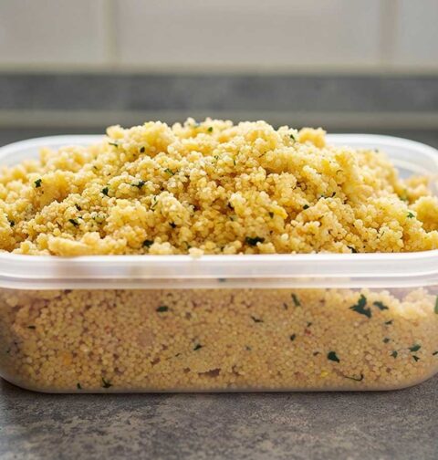 Een diepvriesbak met nog iets dampende couscous.
