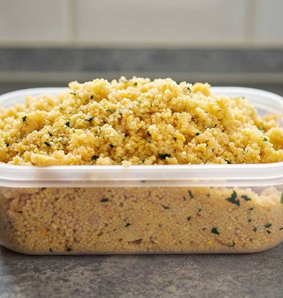 Een diepvriesbak met nog iets dampende couscous.