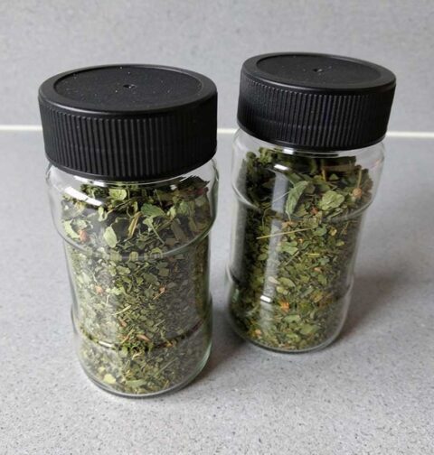 2 kruidenpotjes, helemaal gevuld met gedroogde daslook.