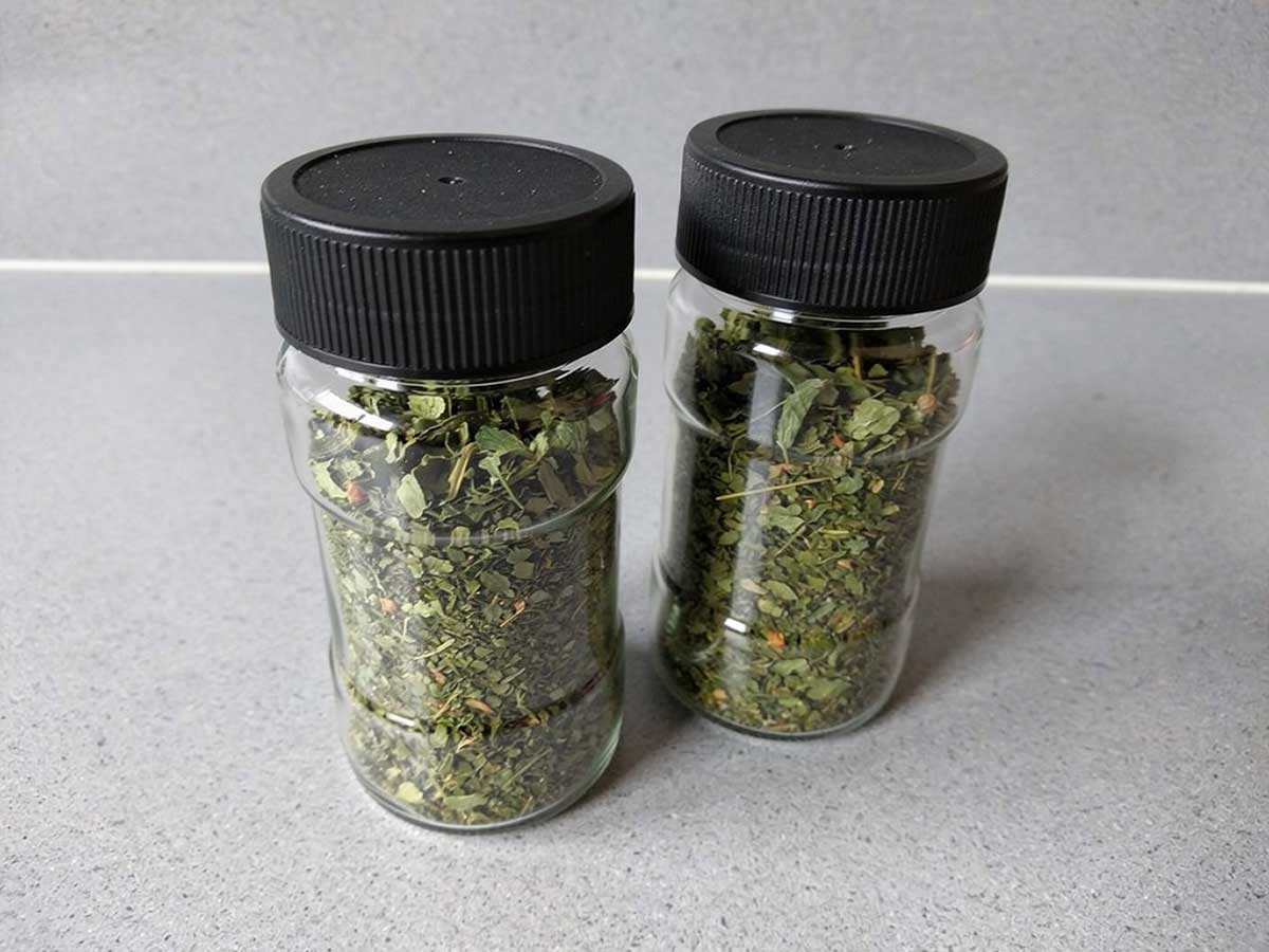 2 kruidenpotjes, helemaal gevuld met gedroogde daslook.