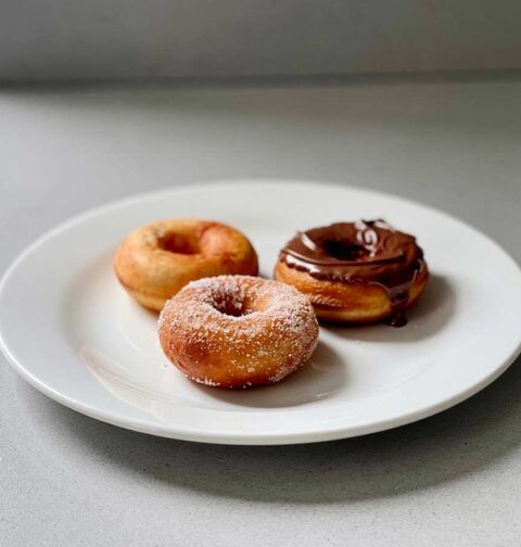 3 Mini donuts op een bord, om te vewaren.