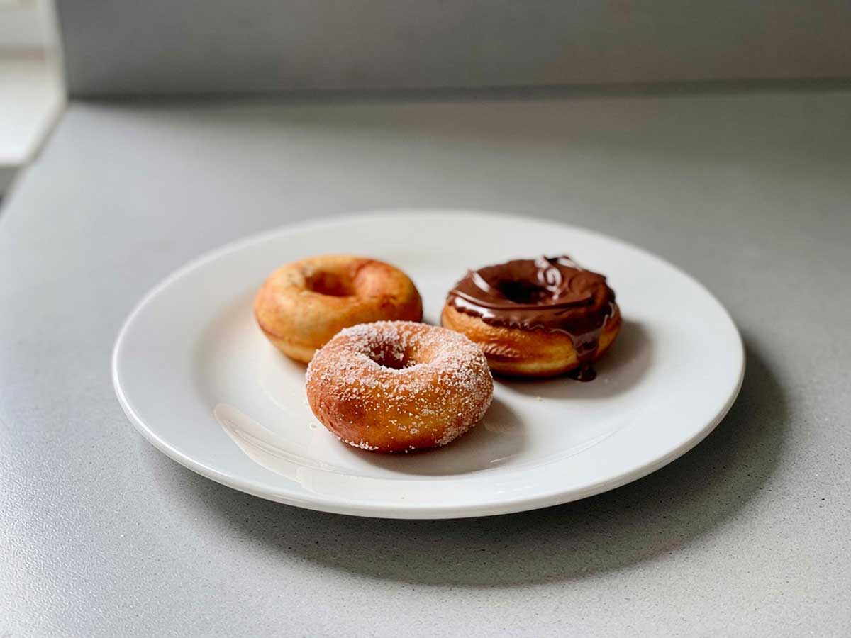 3 Mini donuts op een bord, om te vewaren.