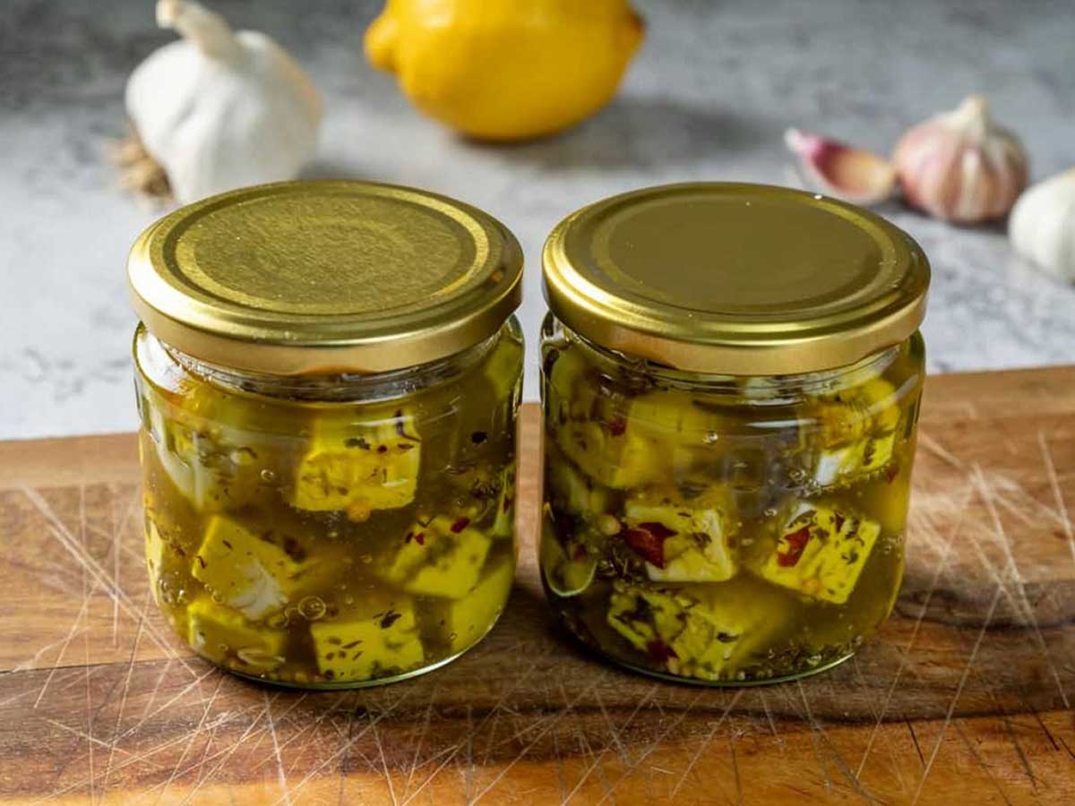 2 potjes met daarin door mij zelf gemarineerde feta.