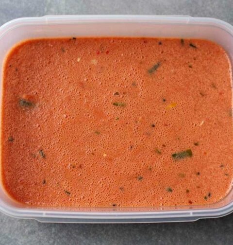 Een diepvriesbak met daarin koude gazpacho om in te vriezen.