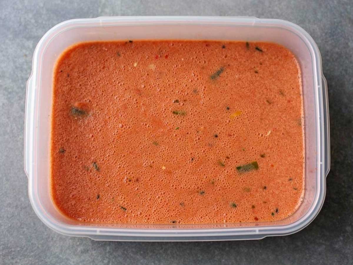 Een diepvriesbak met daarin koude gazpacho om in te vriezen.