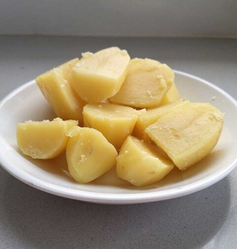 Een schaaltje met gekookte aardappelen die net afgekoeld zijn.