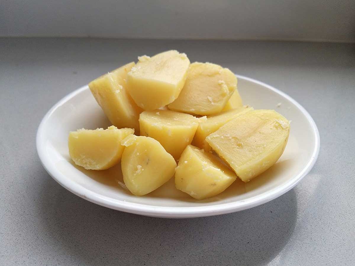 Een schaaltje met gekookte aardappelen die net afgekoeld zijn.