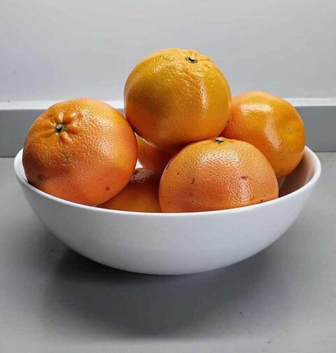 grapefruits op een witte schaal, om nog langer te bewaren.