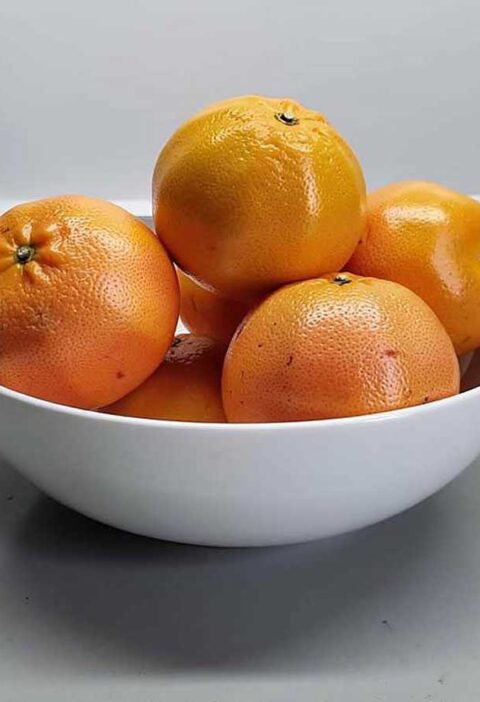 grapefruits op een witte schaal, om nog langer te bewaren.