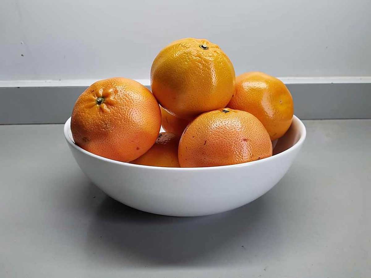 grapefruits op een witte schaal, om nog langer te bewaren.